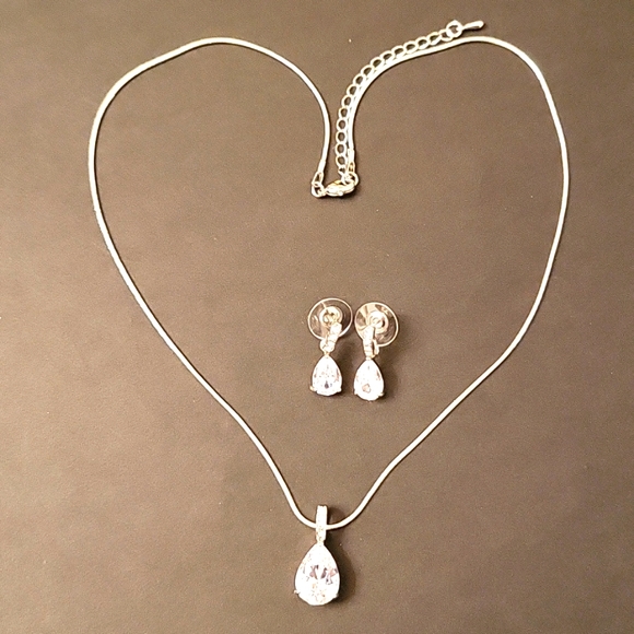 NEW Crystal Teardrop Necklace  & Earrings Set! - Picture 7 of 11